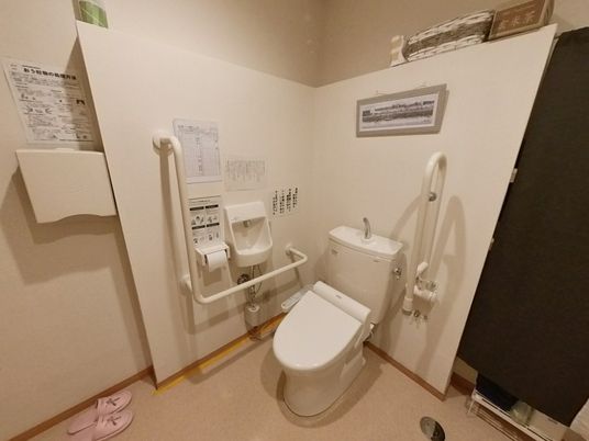 広々とした清潔なトイレ