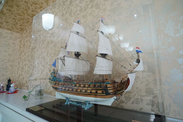 模型帆船と壁のディスプレイ
