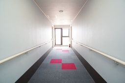 明るい廊下の末尾