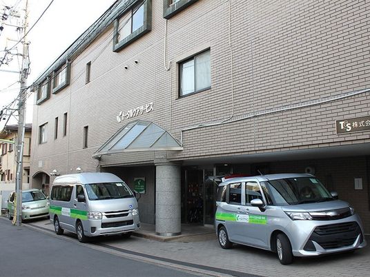 施設外観と送迎車