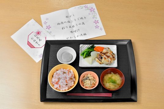 お食事トレー