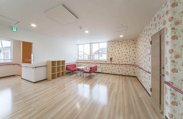 明るい空間が心地よいラウンジ