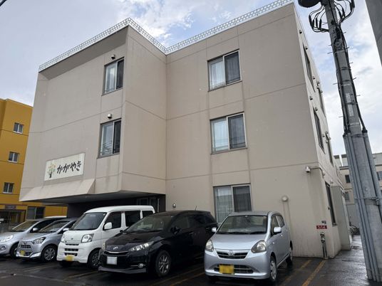 車が並ぶ建物外観