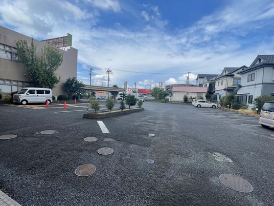 広々とした駐車場風景