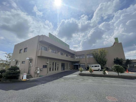 ゆったりした施設の外観