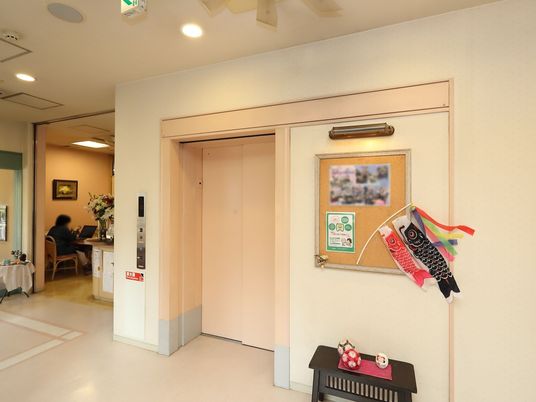 エレベーターと掲示物