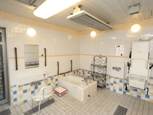 バリアフリー設計の浴室