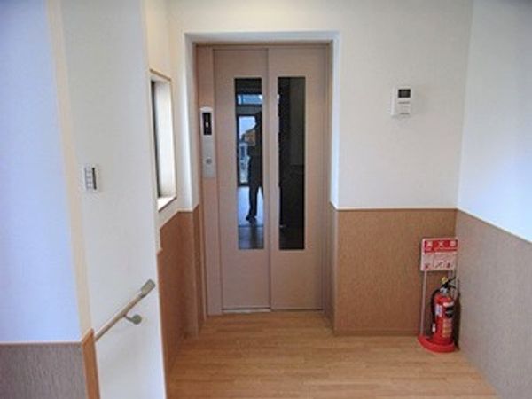 廊下のエレベーター前