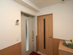 廊下の木製ドア