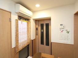 清潔なエレベーター前