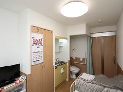 居室の整った明るい空間