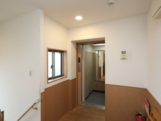 明るい通路の一角