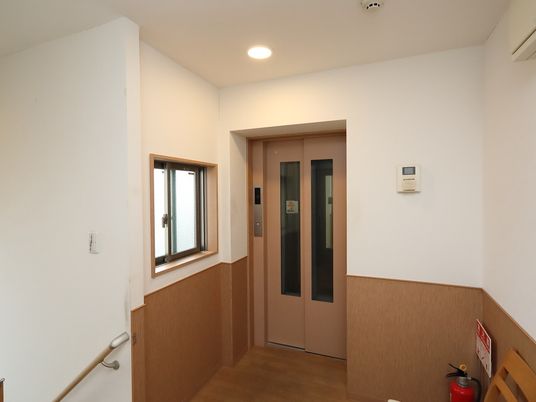 廊下とエレベーターの様子