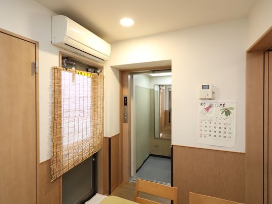 廊下の一角とエレベーター