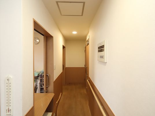 施設内の清潔な廊下