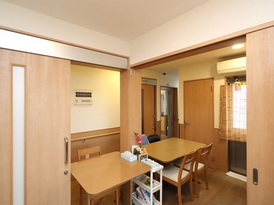 居室の一角にあるダイニング