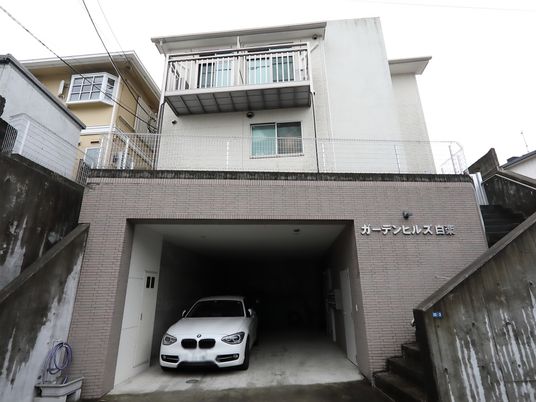 建物外観とエントランス