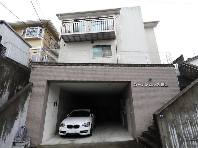 建物外観とエントランス 外観 きれいに整備された建物外観が印象的です。明るく清潔感のある入口は、訪れる人々を温かく迎えてくれるでしょう。