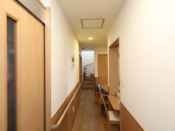 明るく清潔な廊下