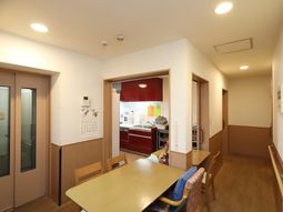 共用スペースの明るい食堂