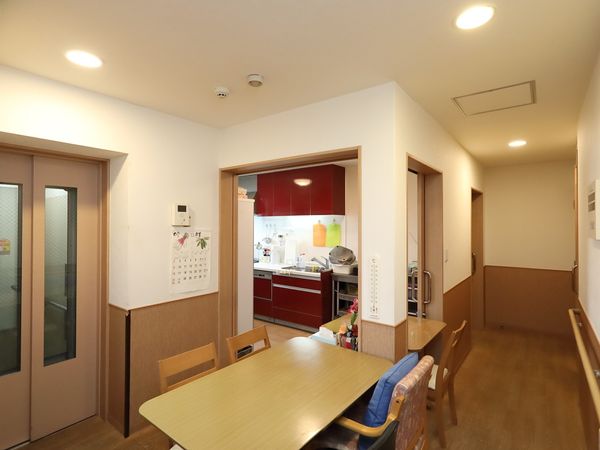 共用スペースの明るい食堂