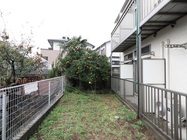 庭の柑橘の木 庭園 季節の花や果樹が育つ庭は、散歩や園芸活動に最適で、四季折々の風情をお楽しみいただけます。