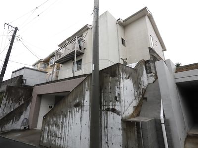 建物の外壁と階段