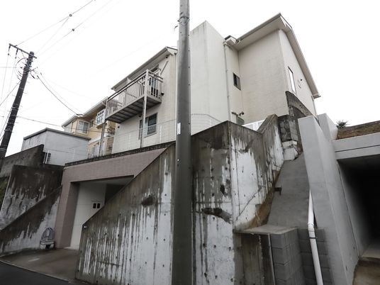 建物の外壁と階段