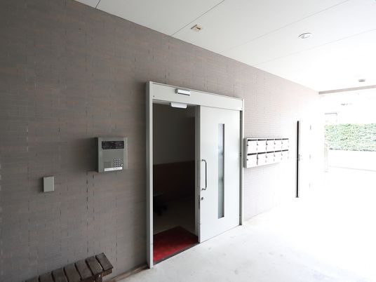 エントランスと掲示物