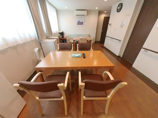 落ち着いたテーブルの部屋