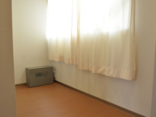 明るいスペースの居室  