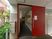 赤いドアのエントランス