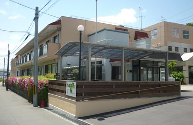 アクセス良好な施設のエントランス