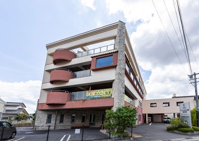 赤茶色のバルコニーがある建物