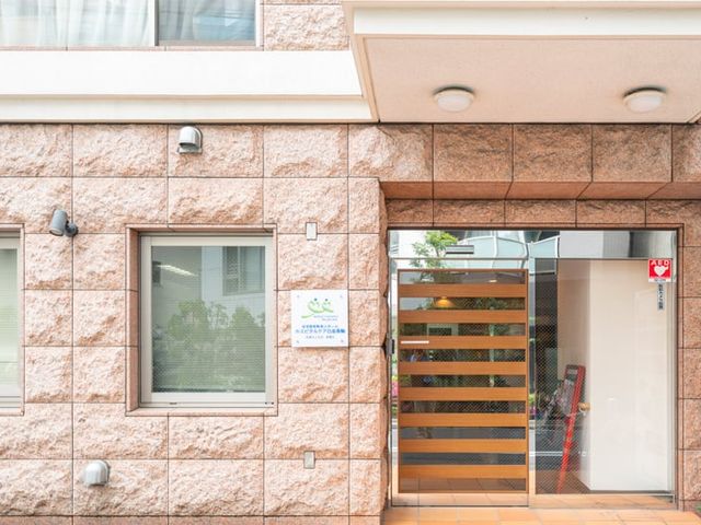 ガラスドアの入口 エントランス 明るく清潔感のあるエントランスは、訪れる方を心地よく迎える工夫がされています。