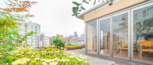 明るいテラス テラス 緑に囲まれた開放的なテラスでは、リラックスした時間を過ごせます。自然光が豊富です。