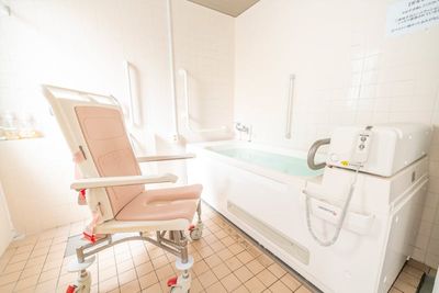 明るい浴室の内部