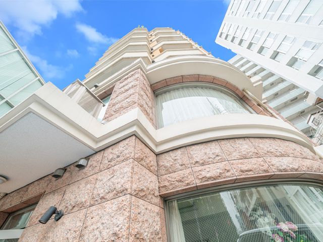 高層ビル外観 外観 自然光が降り注ぐ洗練された建物です。快適な環境が整っており、働きやすさが期待できます。