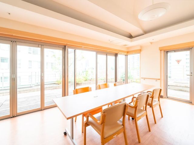 明るいダイニングルーム ダイニングルーム 自然光が差し込む明るい空間で、入居者同士が快適に食事を楽しめます。広々としています。
