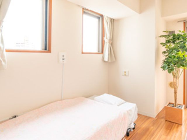 明るい居室 居室 自然光がたっぷり入る明るい空間で、快適に過ごせます。シンプルなインテリアが落ち着きを提供します。