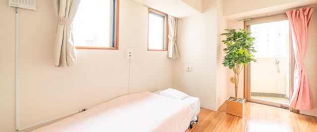 明るい居室 居室 自然光がたっぷり入る明るい空間で、快適に過ごせます。シンプルなインテリアが落ち着きを提供します。