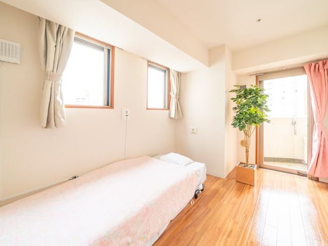 明るい居室 居室 大きな窓から自然光が差し込む明るい空間です。リラックスできる居住環境が整っています。
