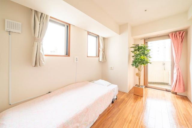 明るい居室 居室 大きな窓から自然光が差し込む明るい空間です。リラックスできる居住環境が整っています。