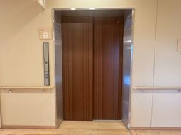 広々としたエレベーター