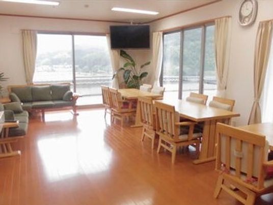 明るい食堂の内観