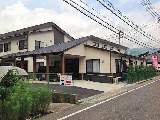 道路沿いの建物外観  