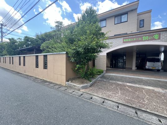 ゆったりした外観のエントランス
