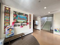 ハワイアンテーマの廊下