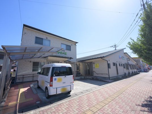 明るい施設の外観