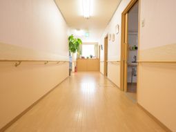 明るい廊下と手すり